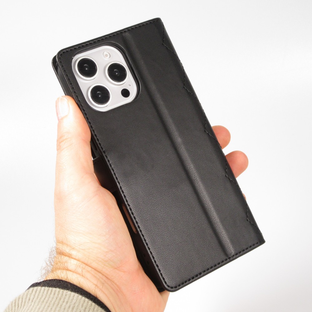 Fourre iPhone 16 Pro - Flip matelassé élégant avec fermeture magnétique et lanière et emplacements pour cartes - Noir