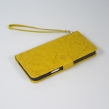 iPhone 16 Pro Case H&uuml;lle - Flip Kartenetui Blumenmuster mit Lanyard - Gelb