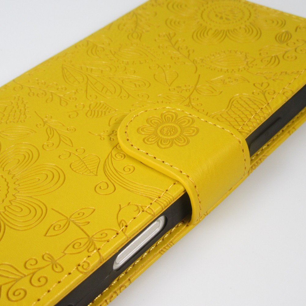 iPhone 16 Pro Case H&uuml;lle - Flip Kartenetui Blumenmuster mit Lanyard - Gelb
