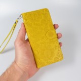 iPhone 16 Pro Case H&uuml;lle - Flip Kartenetui Blumenmuster mit Lanyard - Gelb