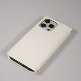 Fourre iPhone 16 Pro Max - Flip matelass&eacute; &eacute;l&eacute;gant avec fermeture magn&eacute;tique et lani&egrave;re et emplacements pour cartes - Blanc