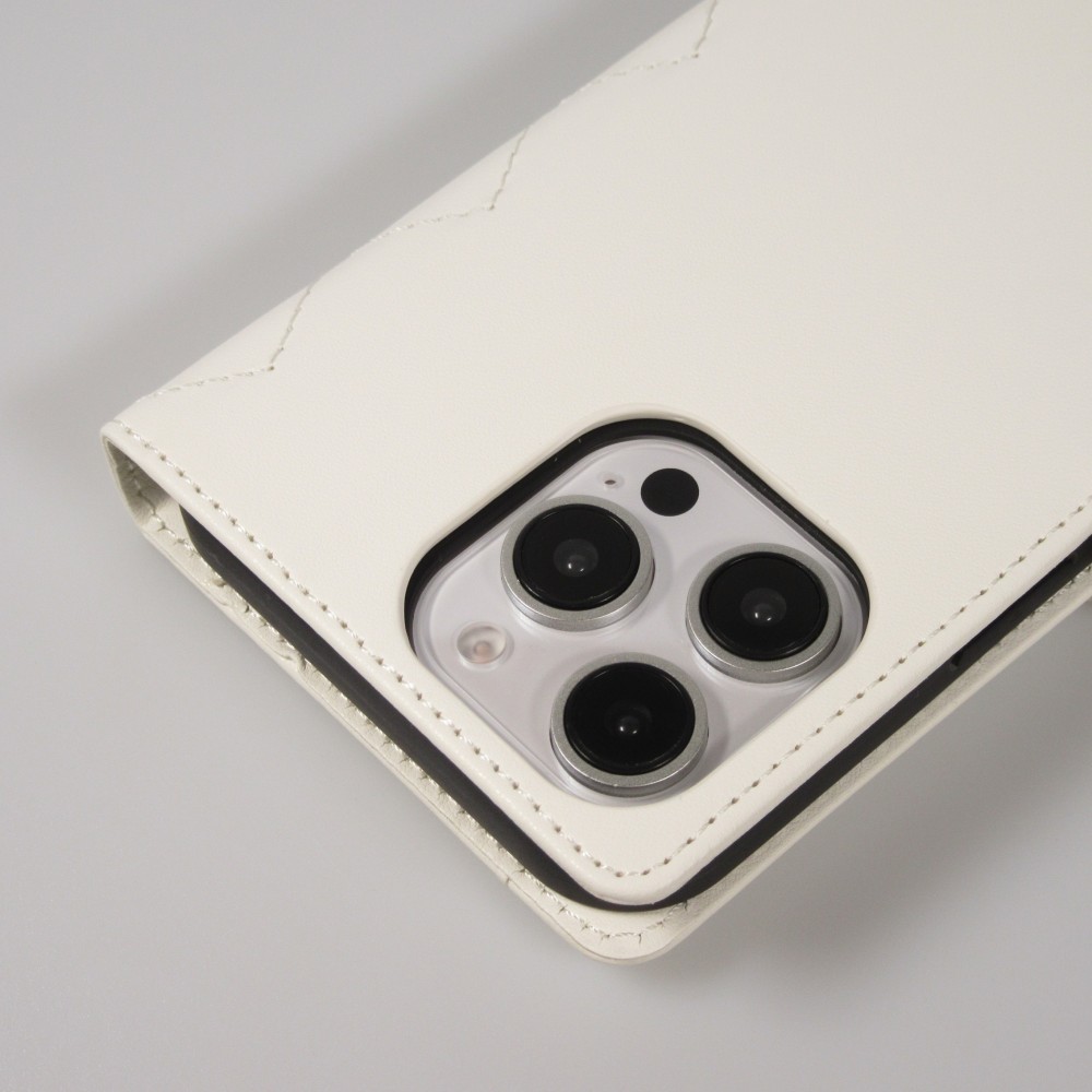 Fourre iPhone 16 Pro Max - Flip matelass&eacute; &eacute;l&eacute;gant avec fermeture magn&eacute;tique et lani&egrave;re et emplacements pour cartes - Blanc