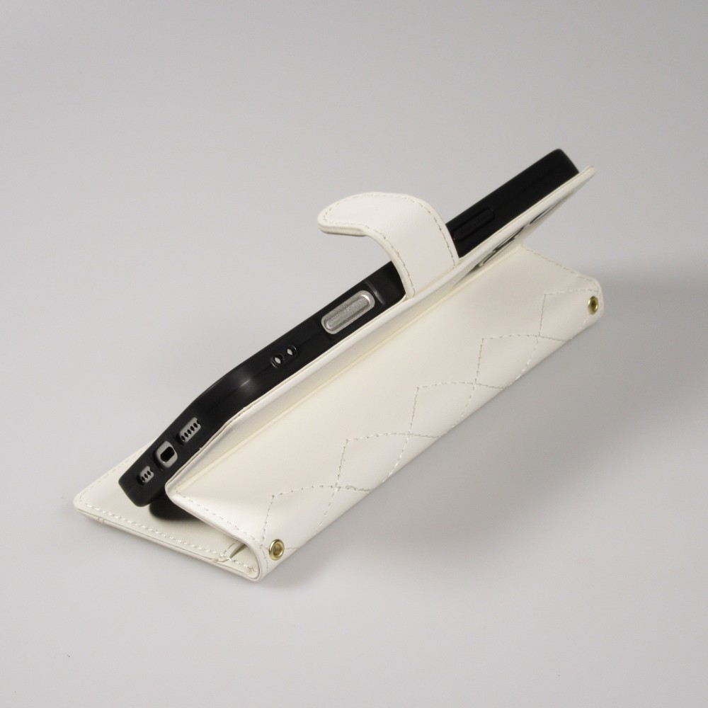 Fourre iPhone 16 Pro Max - Flip matelass&eacute; &eacute;l&eacute;gant avec fermeture magn&eacute;tique et lani&egrave;re et emplacements pour cartes - Blanc