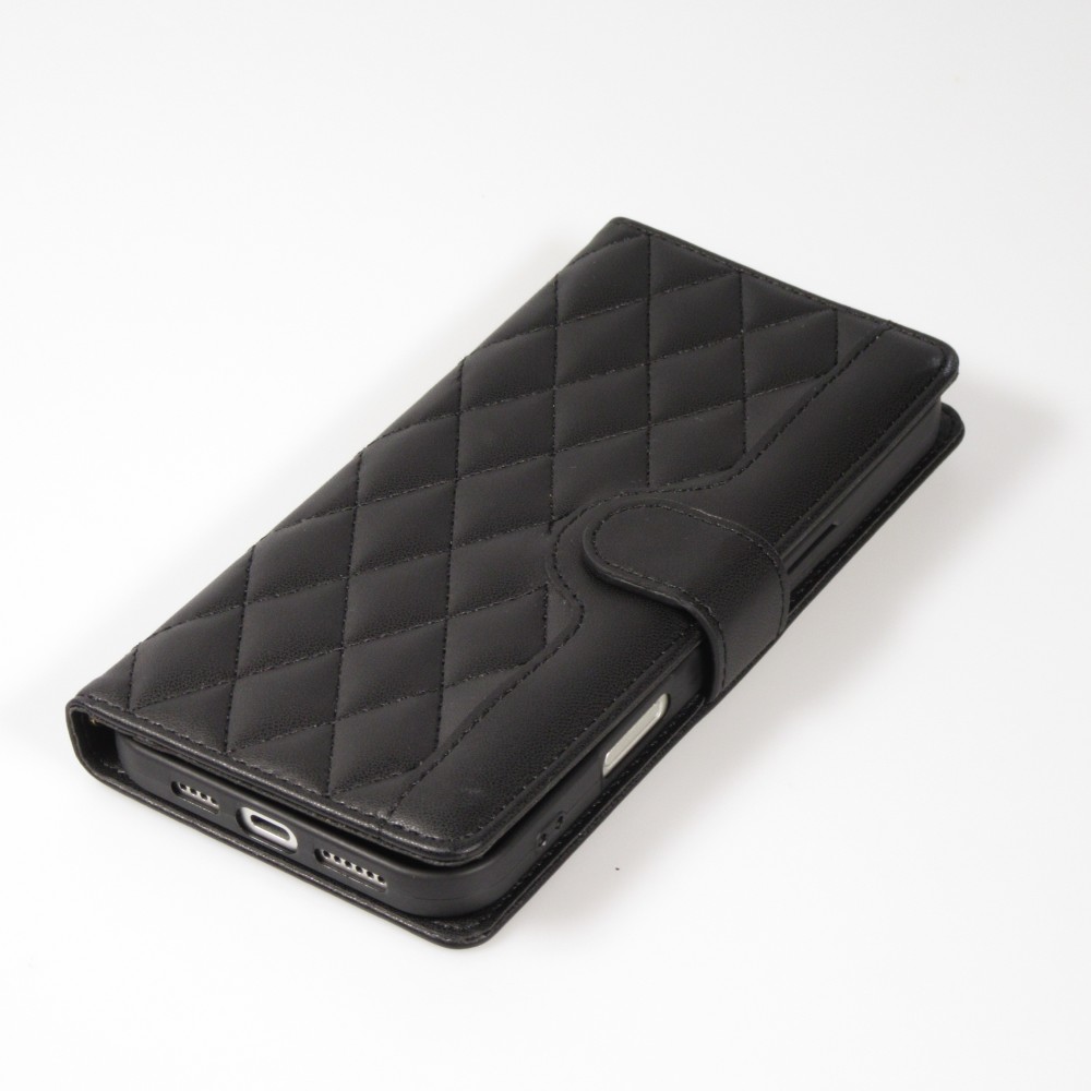 Fourre iPhone 16 Pro Max - Flip matelass&eacute; &eacute;l&eacute;gant avec fermeture magn&eacute;tique et lani&egrave;re et emplacements pour cartes - Noir