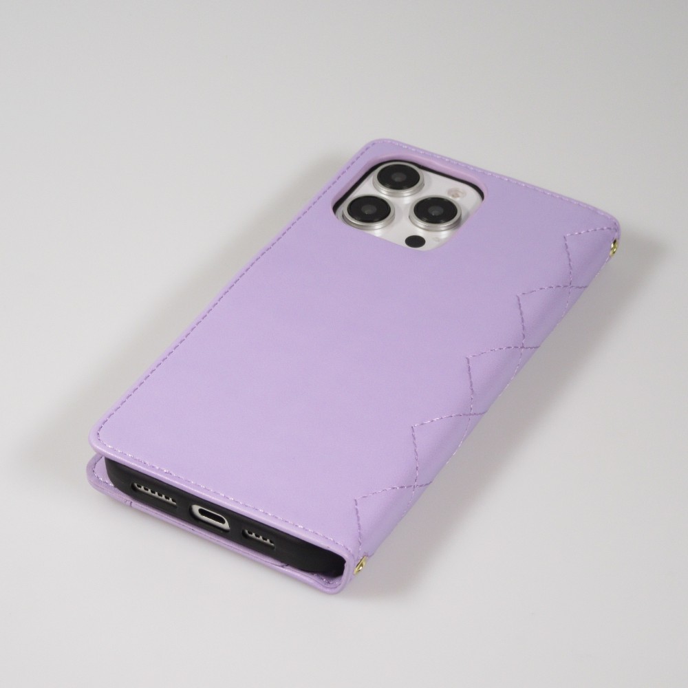 Fourre iPhone 16 Pro Max - Flip matelass&eacute; &eacute;l&eacute;gant avec fermeture magn&eacute;tique et lani&egrave;re et emplacements pour cartes - Violet clair