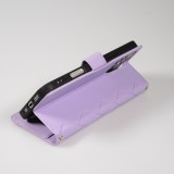 Fourre iPhone 16 Pro Max - Flip matelass&eacute; &eacute;l&eacute;gant avec fermeture magn&eacute;tique et lani&egrave;re et emplacements pour cartes - Violet clair