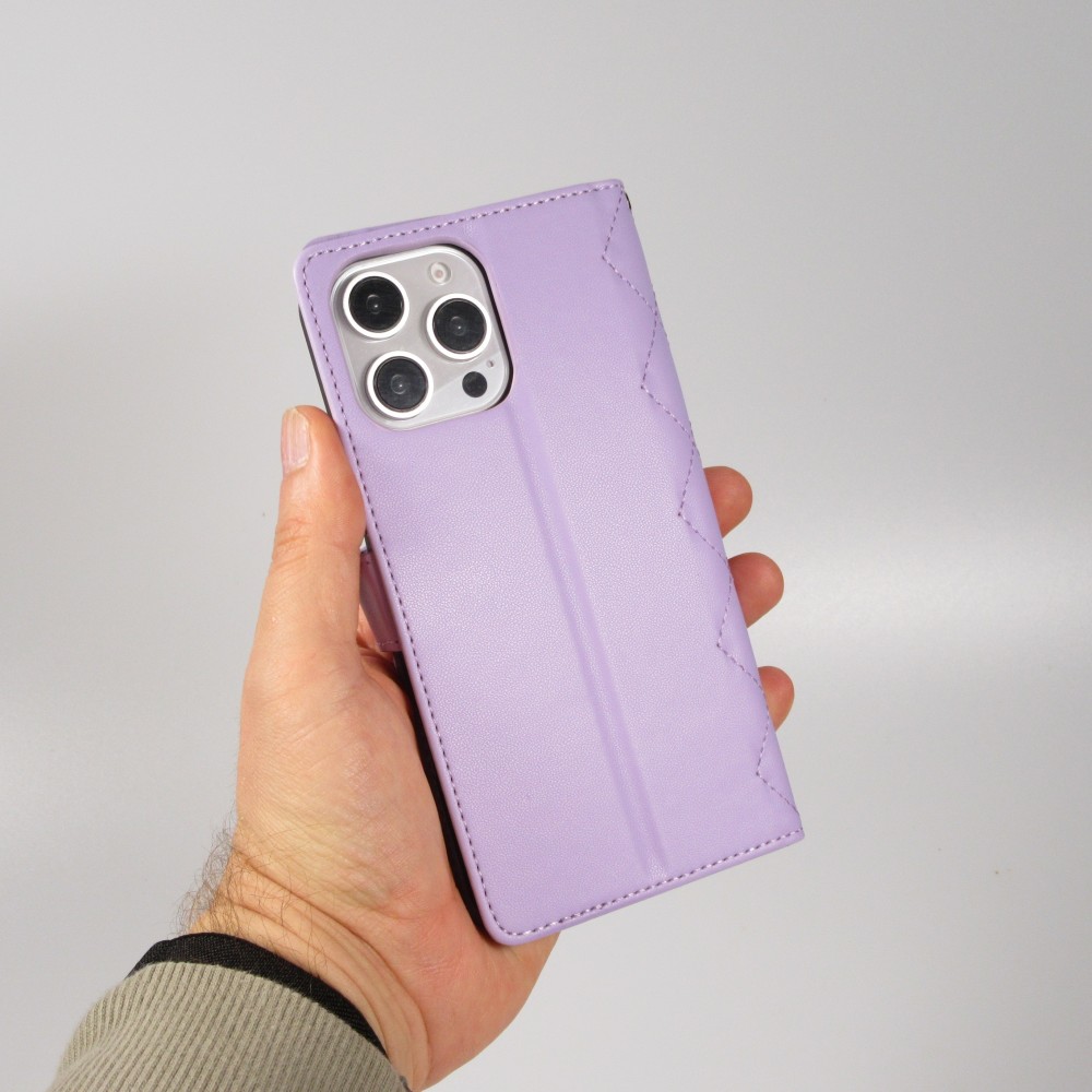 Fourre iPhone 16 Pro Max - Flip matelass&eacute; &eacute;l&eacute;gant avec fermeture magn&eacute;tique et lani&egrave;re et emplacements pour cartes - Violet clair