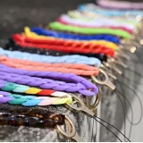 Bracelet universel attache pour coque/fourre téléphone chaine colorée - Noir