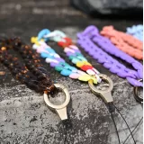 Bracelet universel attache pour coque/fourre téléphone chaine colorée - Noir