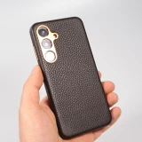 Coque Samsung Galaxy S24 - Cuir de veau luxe grain&eacute; int&eacute;gral avec boutons m&eacute;talliques et MagSafe - Brun fonc&eacute;