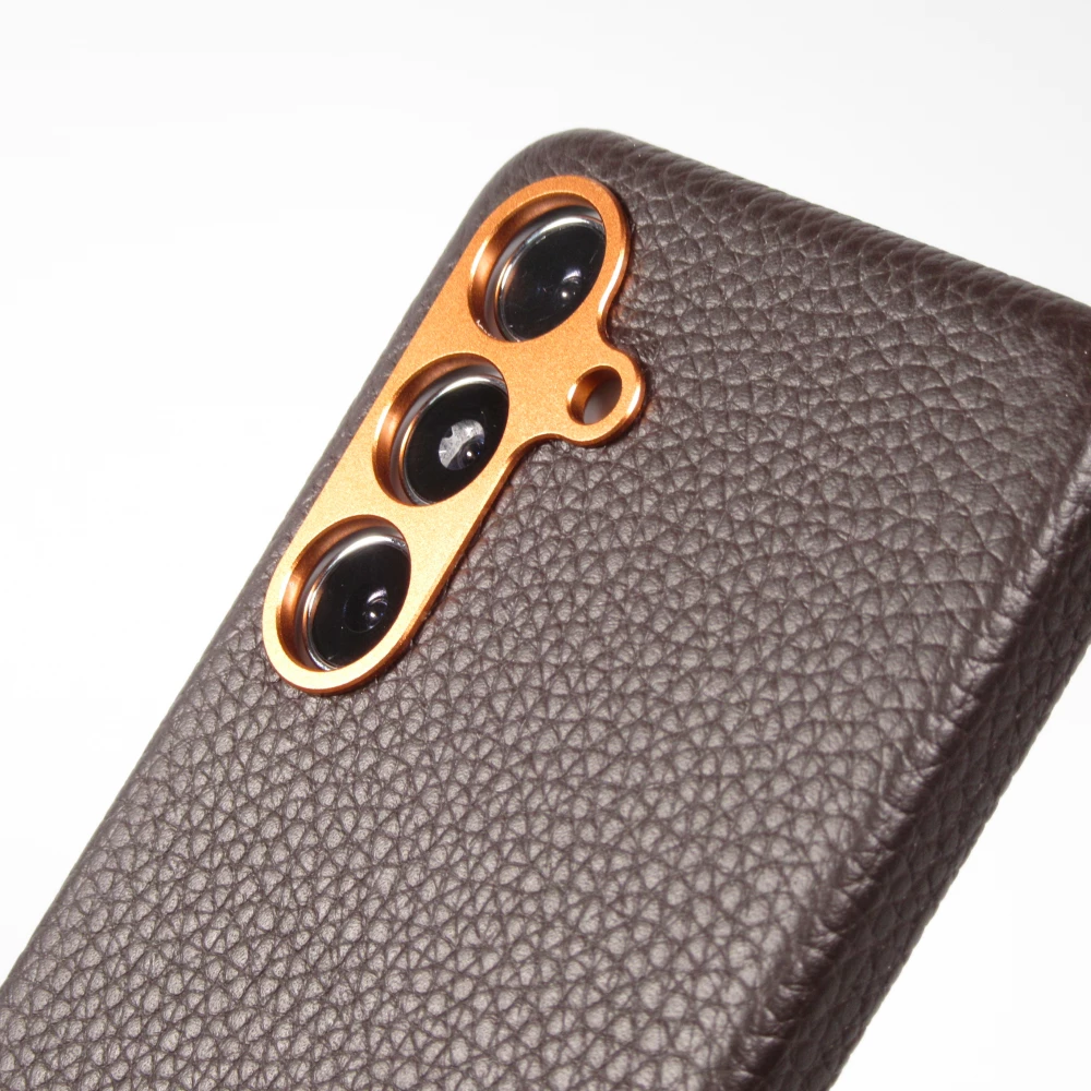 Coque Samsung Galaxy S24 - Cuir de veau luxe grain&eacute; int&eacute;gral avec boutons m&eacute;talliques et MagSafe - Brun fonc&eacute;