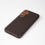 Coque Samsung Galaxy S24 - Cuir de veau luxe grain&eacute; int&eacute;gral avec boutons m&eacute;talliques et MagSafe - Brun fonc&eacute;