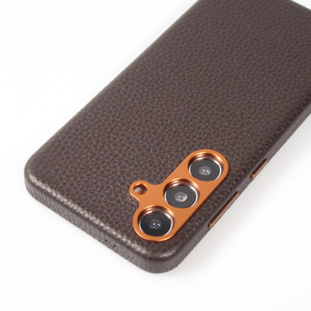 Coque Samsung Galaxy S24 - Cuir de veau luxe grain&eacute; int&eacute;gral avec boutons m&eacute;talliques et MagSafe - Brun fonc&eacute;