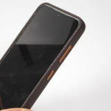 Coque Samsung Galaxy S24 - Cuir de veau luxe grain&eacute; int&eacute;gral avec boutons m&eacute;talliques et MagSafe - Brun fonc&eacute;