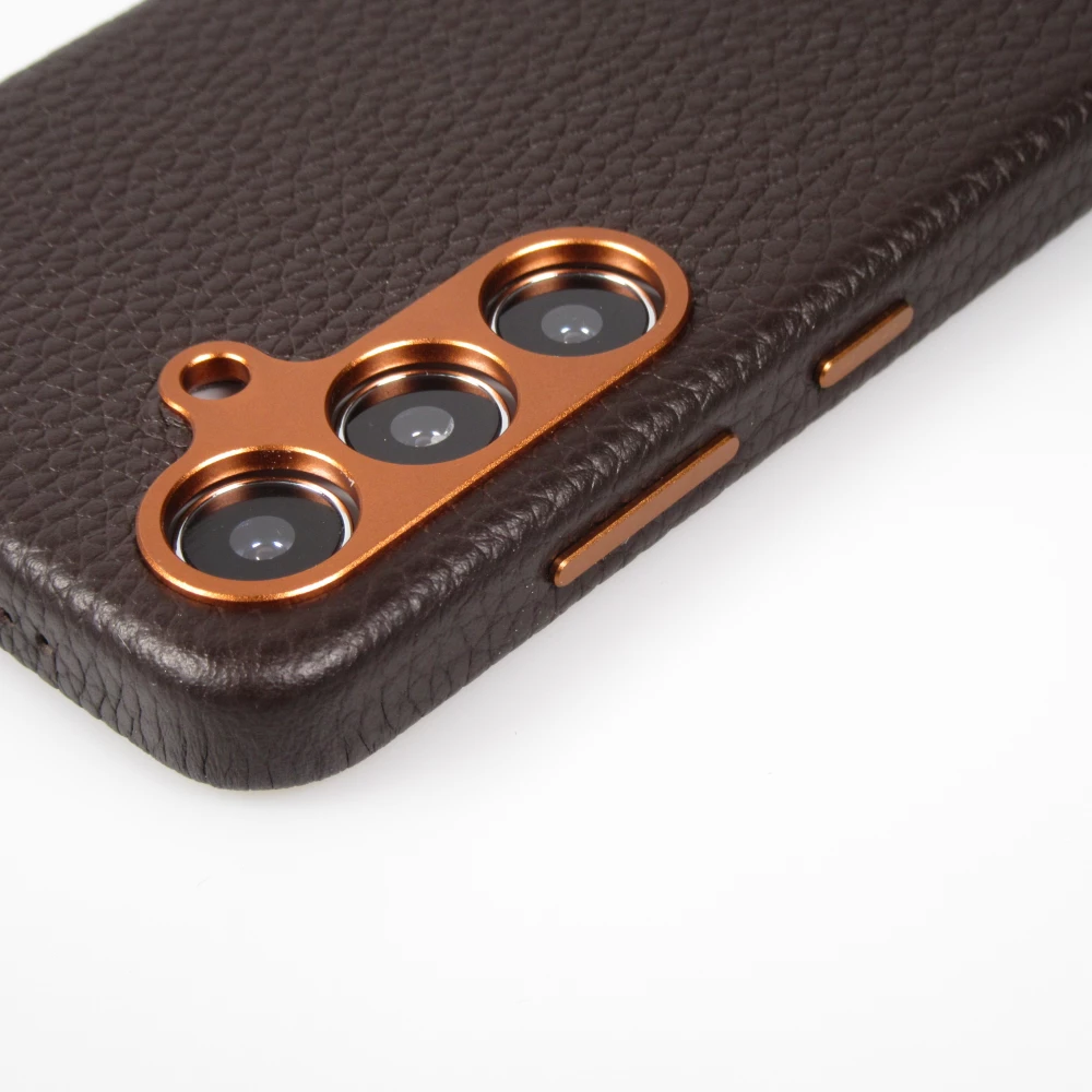 Coque Samsung Galaxy S24 - Cuir de veau luxe grain&eacute; int&eacute;gral avec boutons m&eacute;talliques et MagSafe - Brun fonc&eacute;