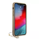 iPhone 13 Pro Max Case Hülle - Guess Leinwand Kunstleder Monogramm goldenen Metall-Logo mit Charm Anhänger - Schwarz / gold