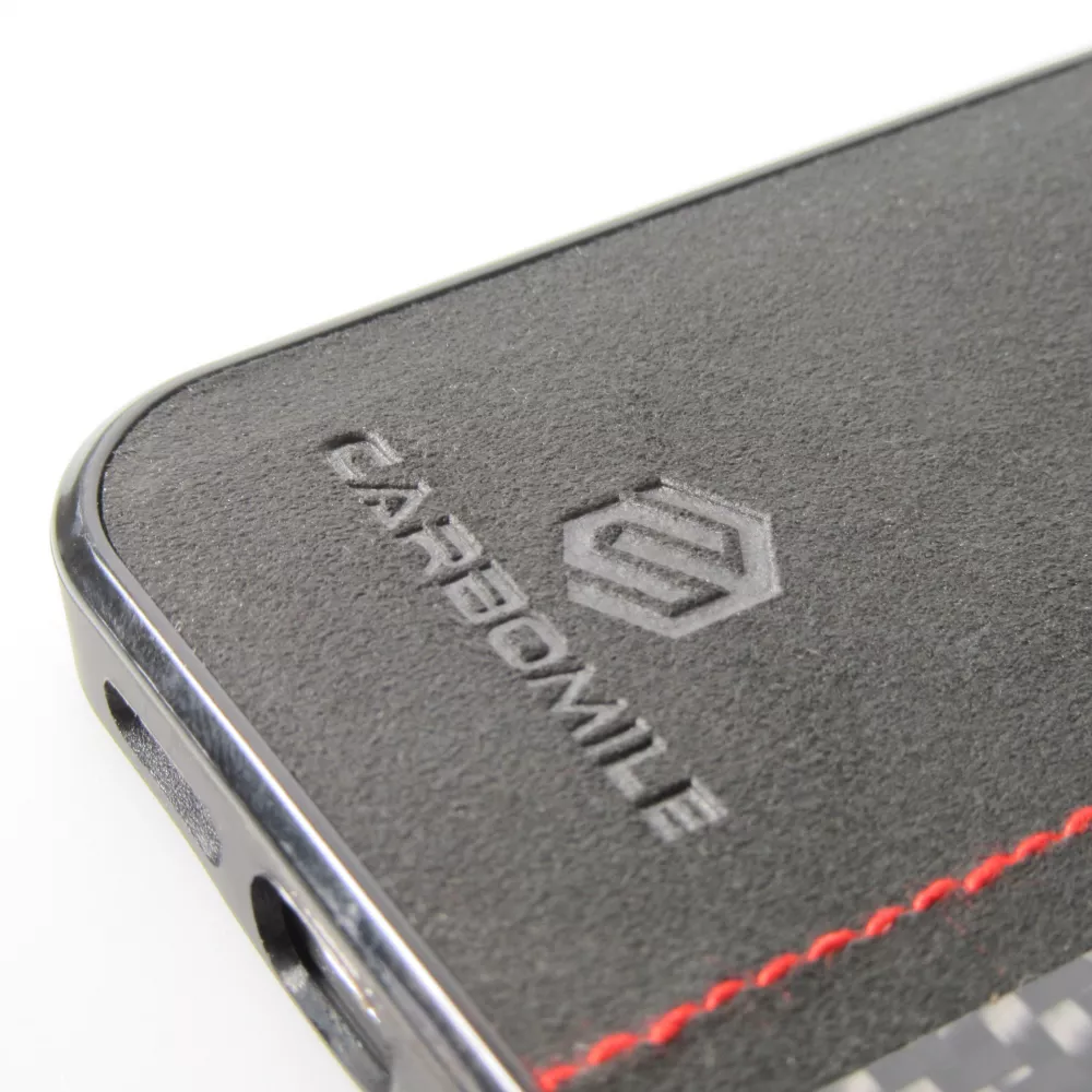 iPhone 14 Pro Case Hülle - Carbomile Alcantara und Carbon mit roten Nähten (MagSafe kompatibel)