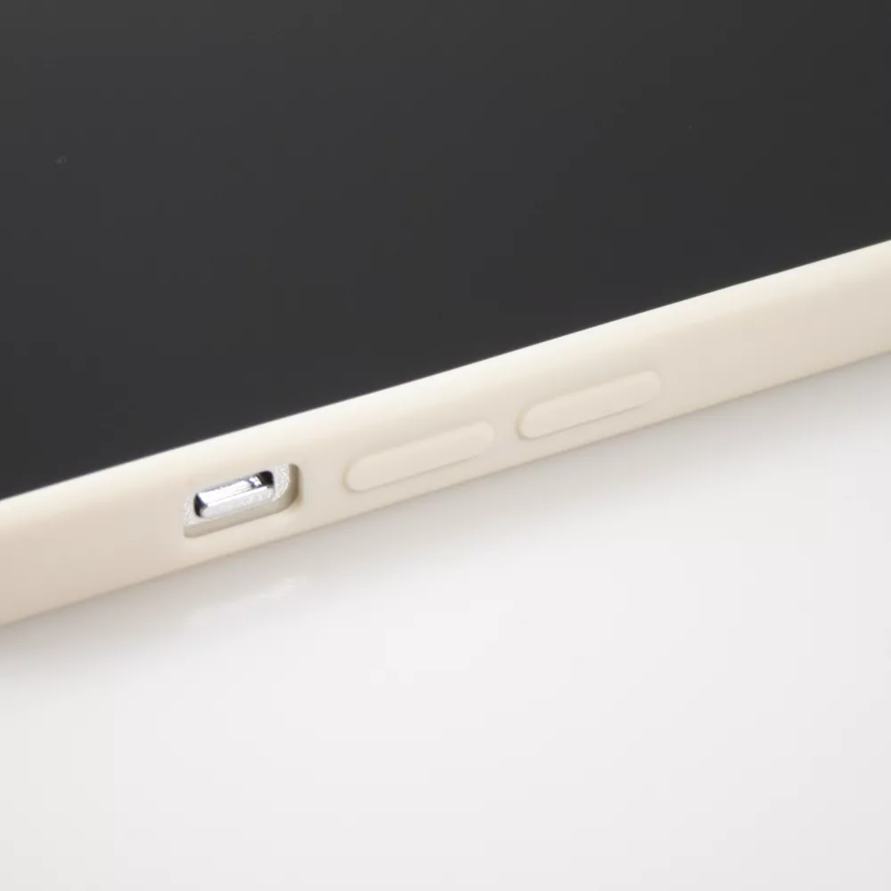 Coque iPhone 14 Pro - Silicone Mat Coeur doré - Beige