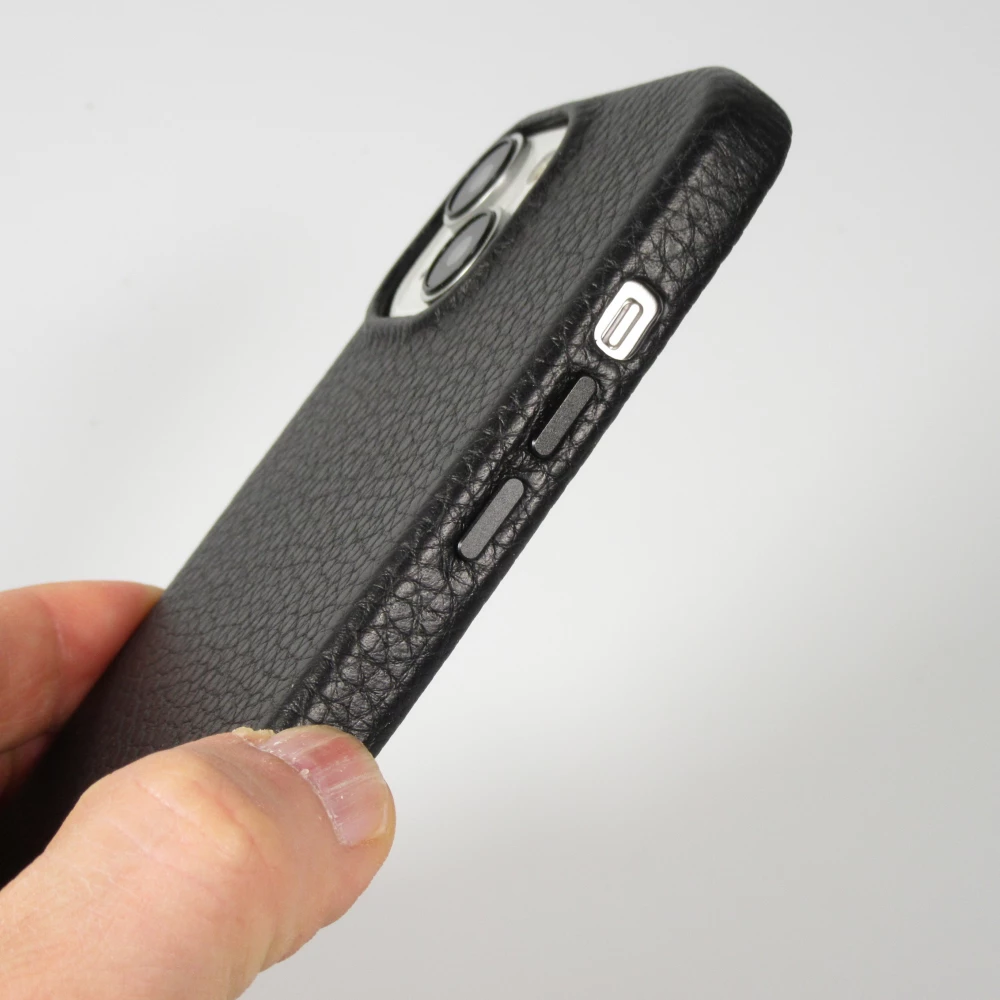 Coque iPhone 14 - Cuir de veau luxe grain&eacute; int&eacute;gral avec boutons m&eacute;talliques et MagSafe - Noir