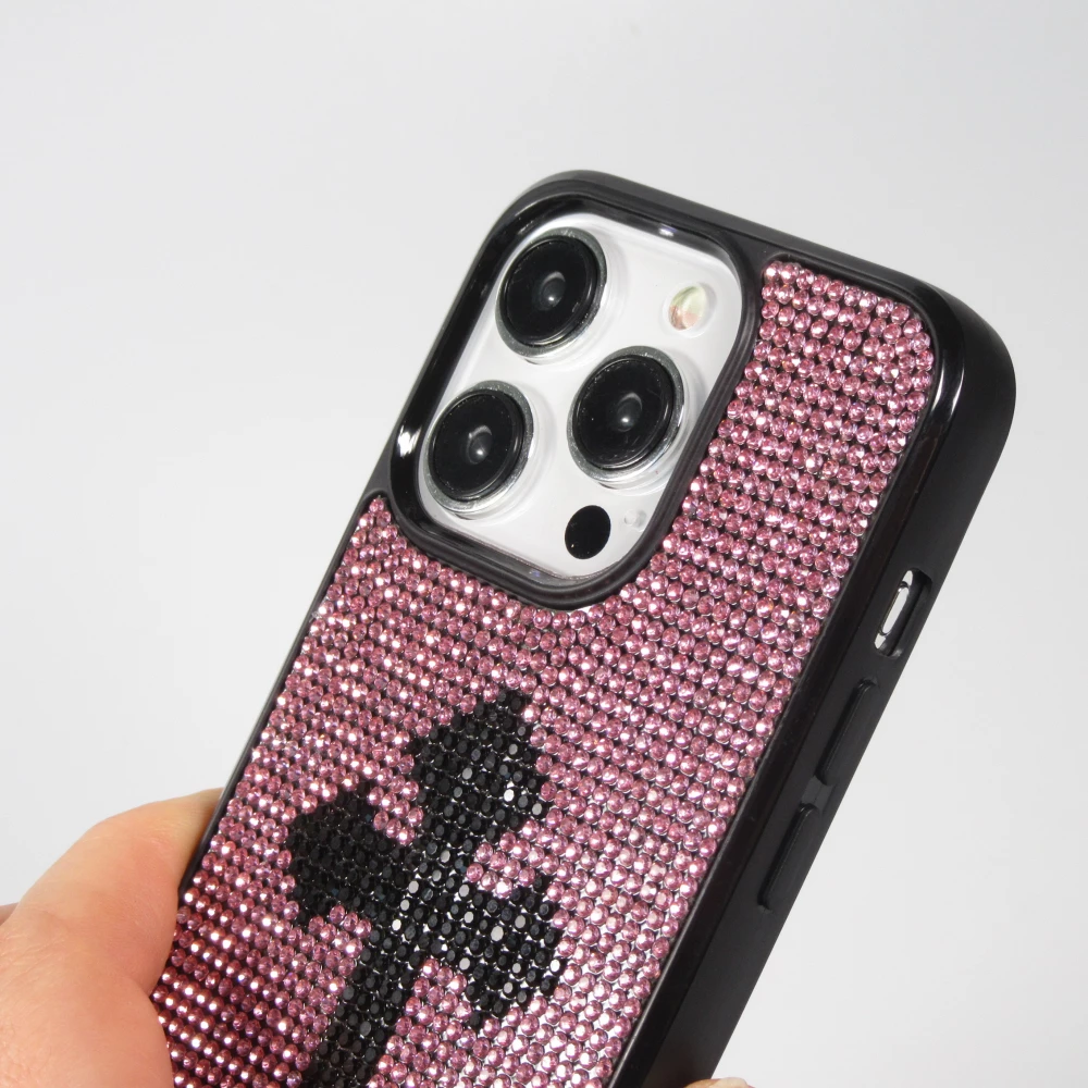 Coque iPhone 15 Pro - Silicone souple paillet&eacute; avec gemmes Gothic Cross - Violet