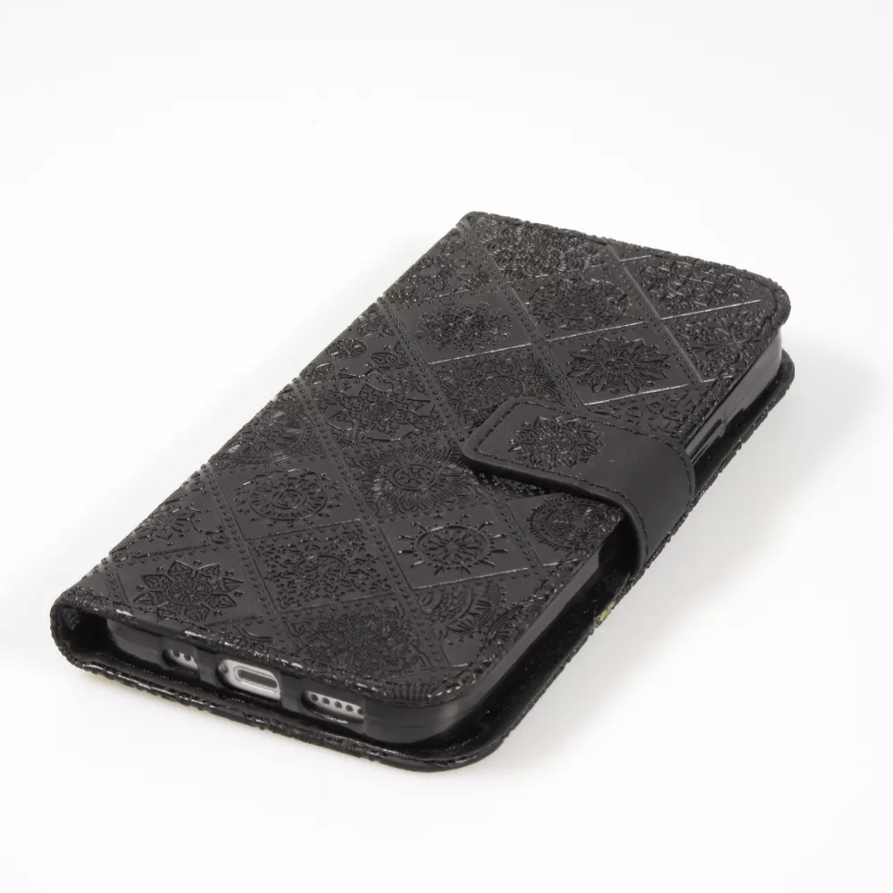 Fourre iPhone 12 / 12 Pro - Premium Flip Wallet caoutchouc motif oriental avec fermeture aimantée - Noir