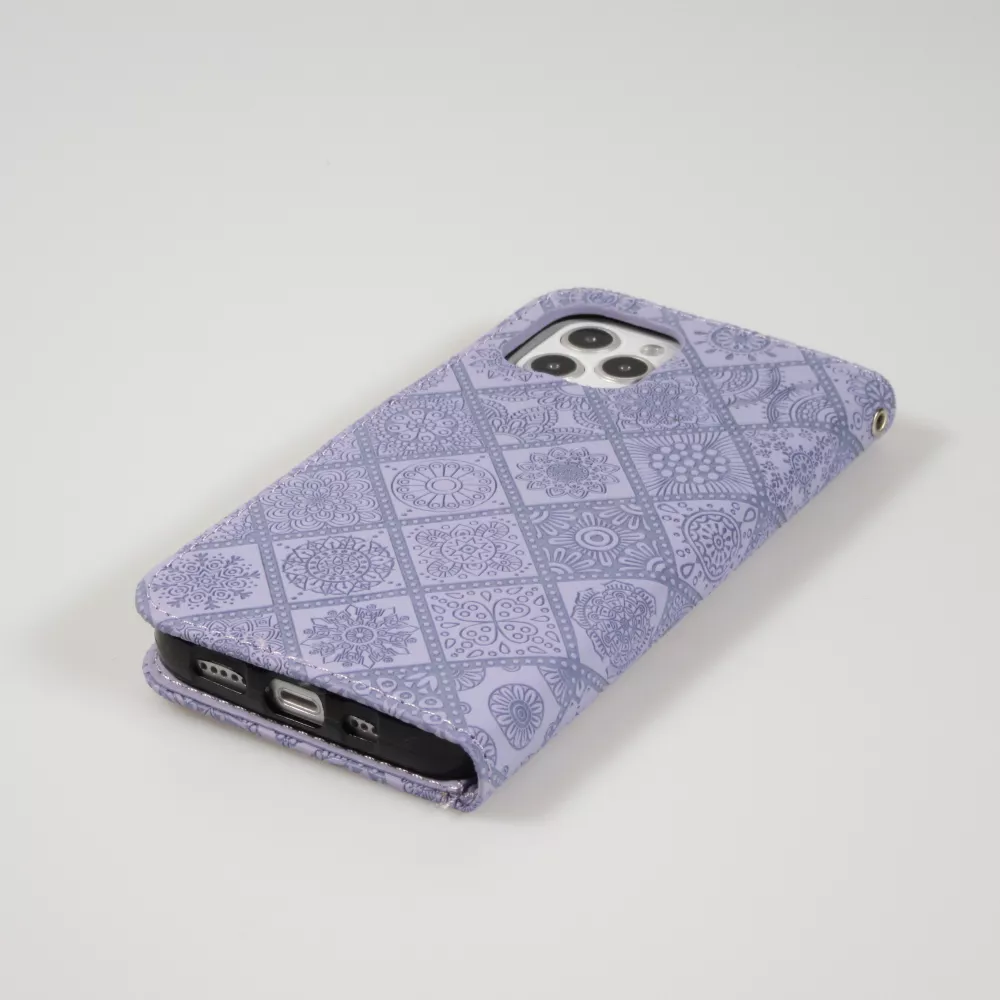 Fourre iPhone 12 / 12 Pro - Premium Flip Wallet caoutchouc motif oriental avec fermeture aimantée - Violet clair