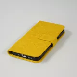 iPhone 13 Case Hülle - Premium Flip Wallet Kautschuk oriental Muster mit Magnetverschluss - Gelb