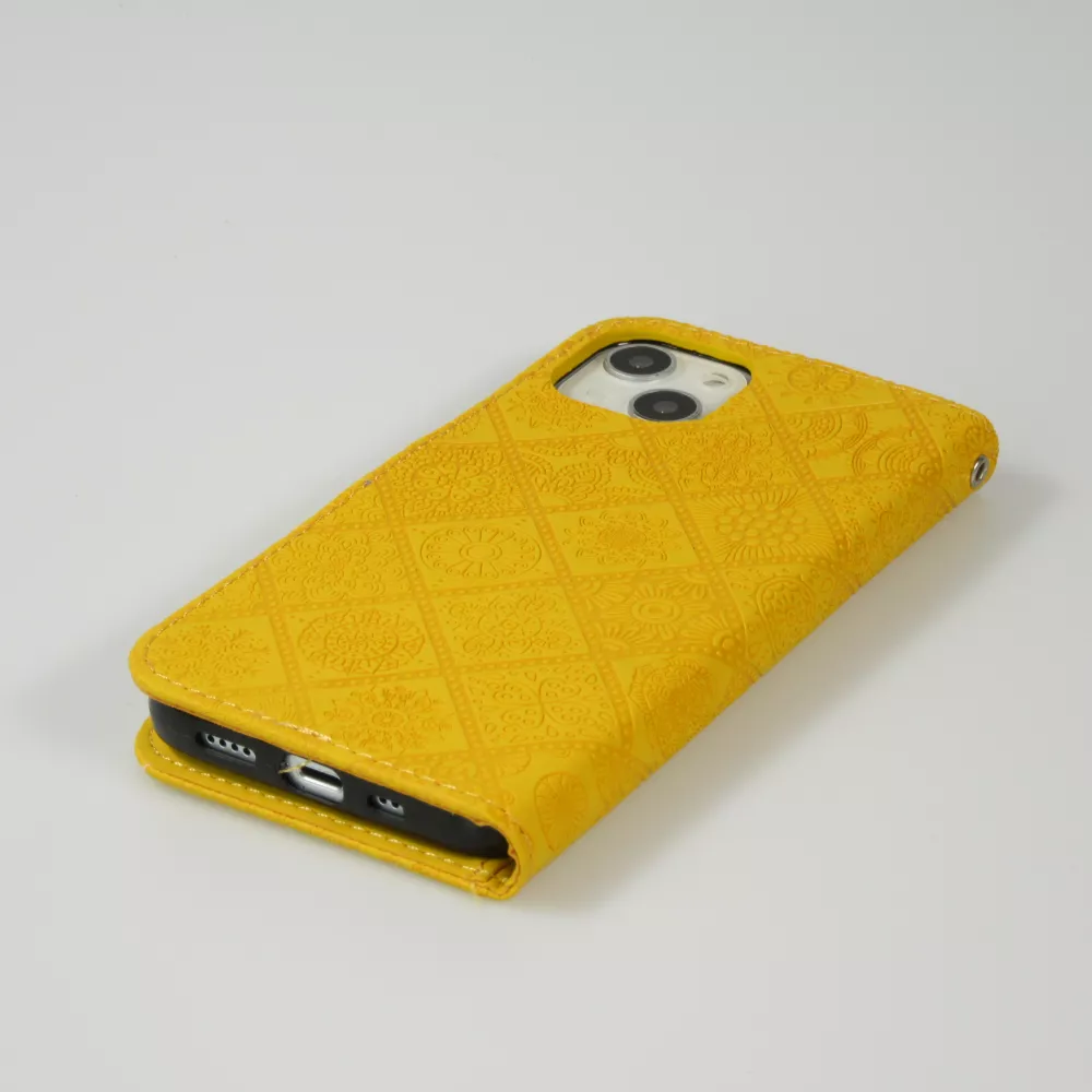 iPhone 13 Case Hülle - Premium Flip Wallet Kautschuk oriental Muster mit Magnetverschluss - Gelb