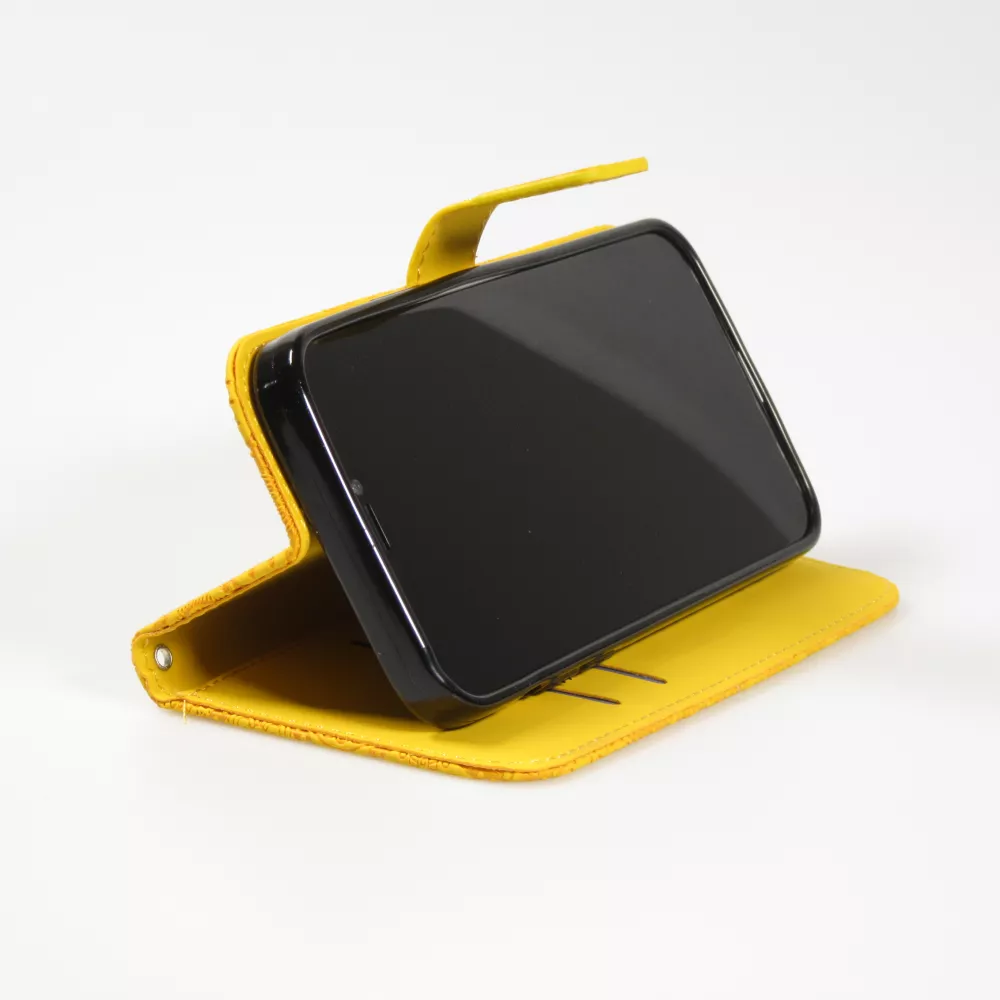 iPhone 13 Case Hülle - Premium Flip Wallet Kautschuk oriental Muster mit Magnetverschluss - Gelb