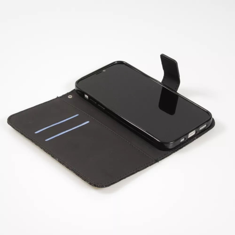 Fourre iPhone 13 - Premium Flip Wallet caoutchouc motif oriental avec fermeture aimantée - Noir