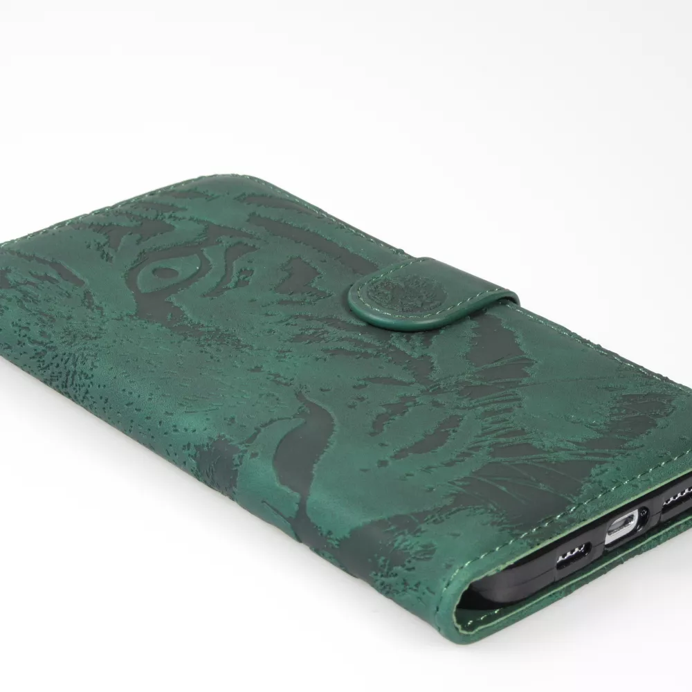 Fourre iPhone 15 Plus - Flip 3D en similicuir Oeil du tigre - Vert