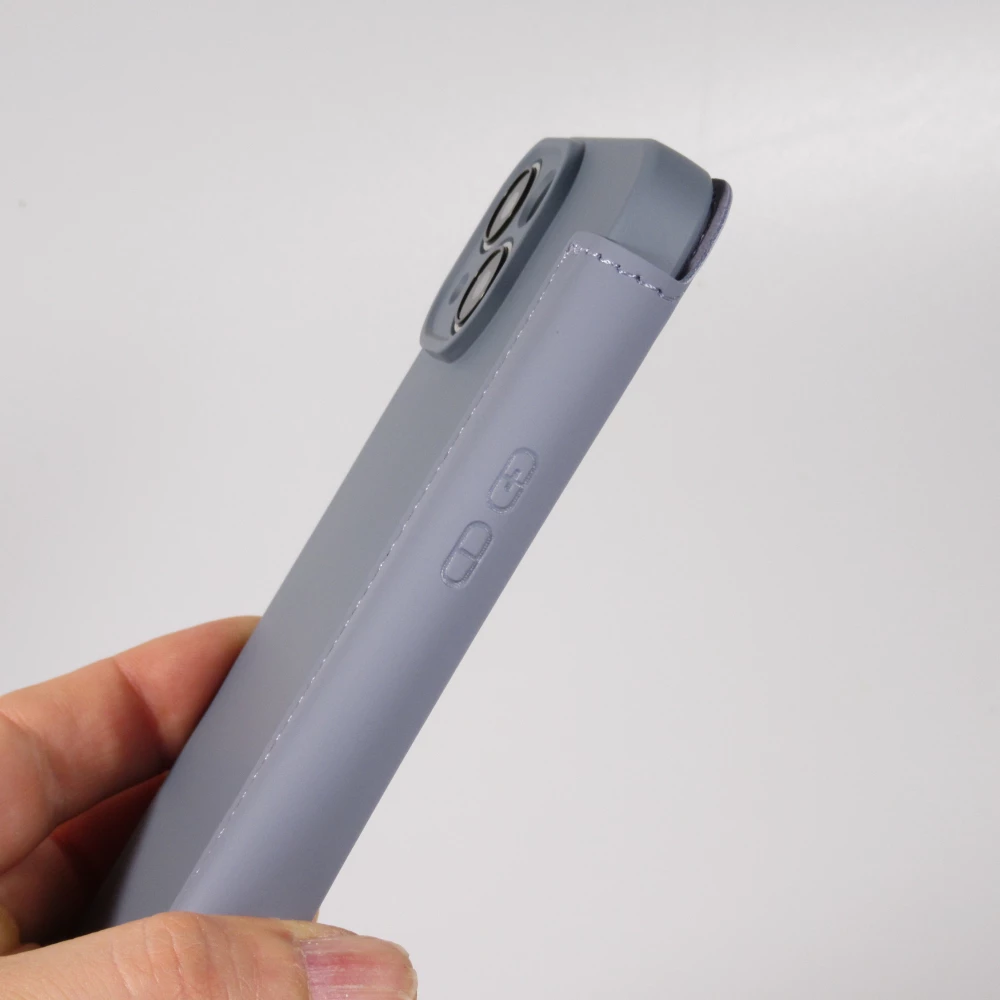 Fourre iPhone 15 Pro Max - Flip silicone souple avec surface lisse et mate - Gris