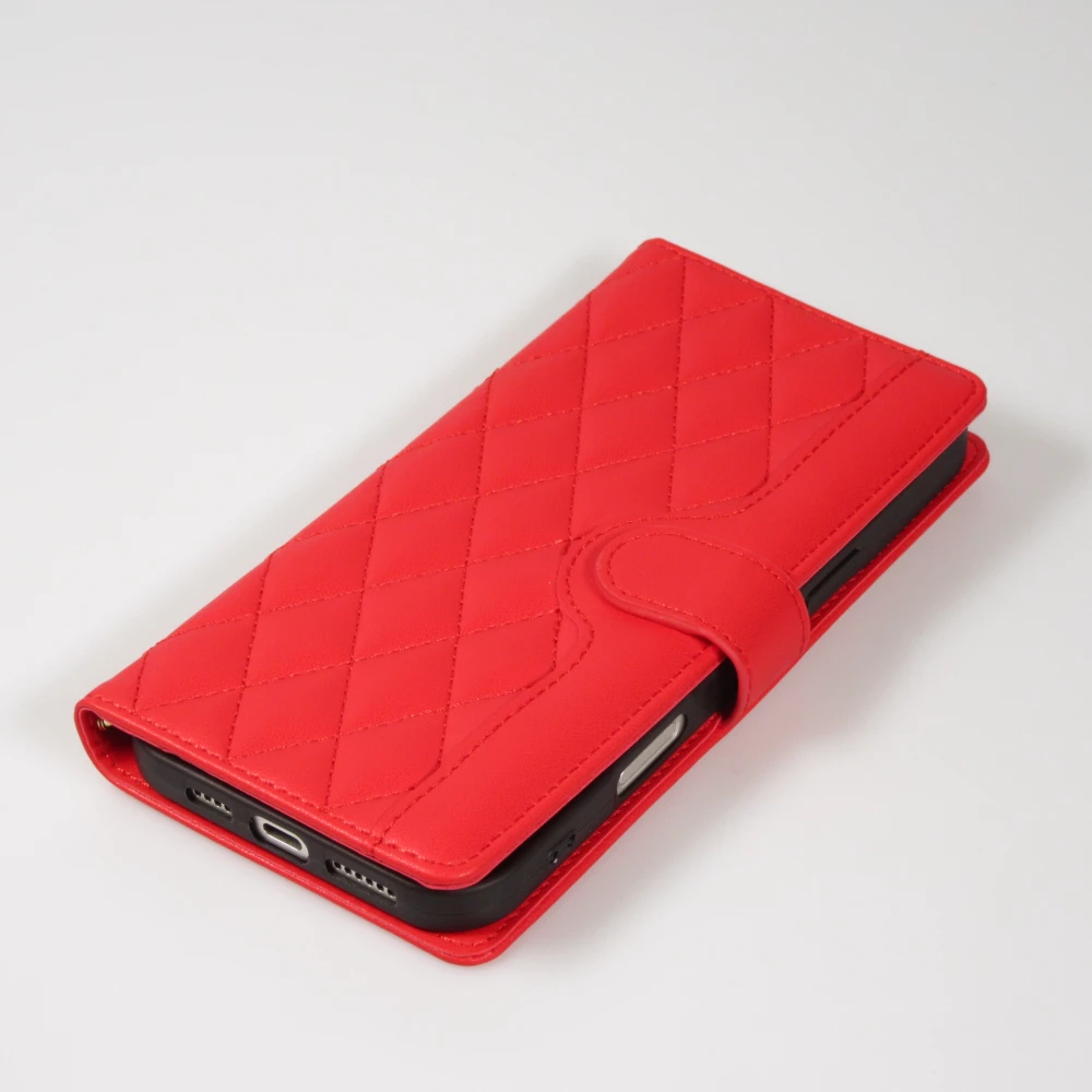 Fourre iPhone 16 Pro - Flip matelass&eacute; &eacute;l&eacute;gant avec fermeture magn&eacute;tique et lani&egrave;re et emplacements pour cartes - Rouge