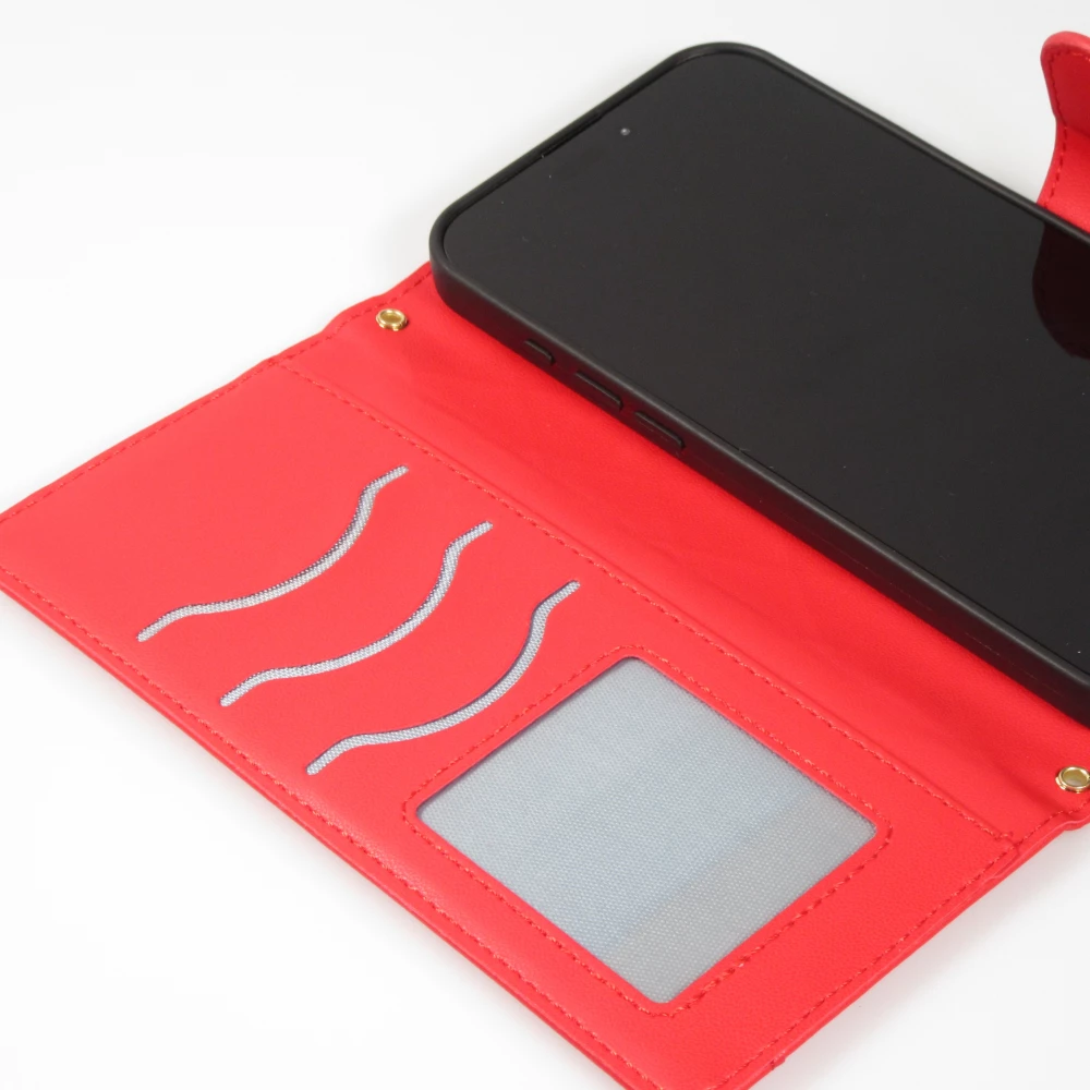 Fourre iPhone 16 Pro - Flip matelass&eacute; &eacute;l&eacute;gant avec fermeture magn&eacute;tique et lani&egrave;re et emplacements pour cartes - Rouge