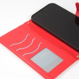 Fourre iPhone 16 Pro - Flip matelass&eacute; &eacute;l&eacute;gant avec fermeture magn&eacute;tique et lani&egrave;re et emplacements pour cartes - Rouge