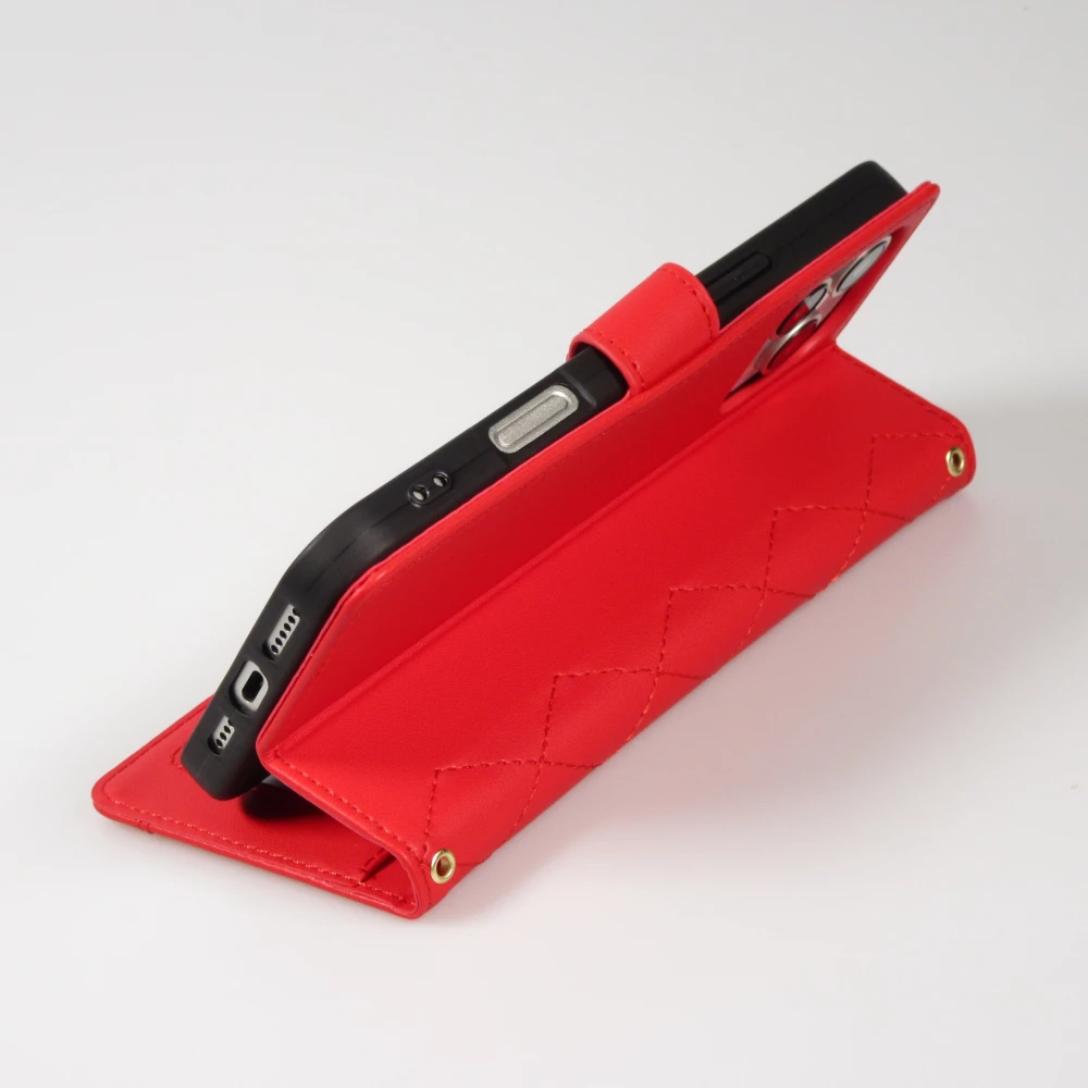 Fourre iPhone 16 Pro - Flip matelass&eacute; &eacute;l&eacute;gant avec fermeture magn&eacute;tique et lani&egrave;re et emplacements pour cartes - Rouge
