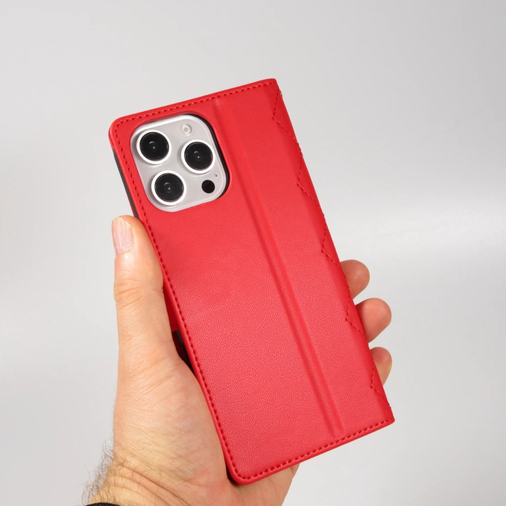 Fourre iPhone 16 Pro - Flip matelass&eacute; &eacute;l&eacute;gant avec fermeture magn&eacute;tique et lani&egrave;re et emplacements pour cartes - Rouge