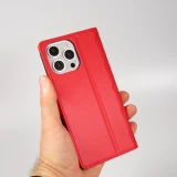 Fourre iPhone 16 Pro - Flip matelass&eacute; &eacute;l&eacute;gant avec fermeture magn&eacute;tique et lani&egrave;re et emplacements pour cartes - Rouge