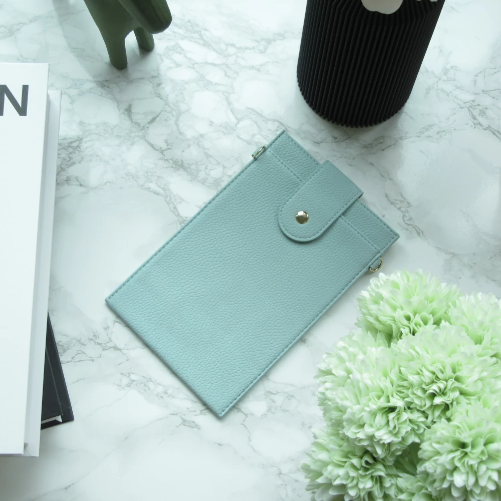 Elegante universelle Smartphone Umhängetasche aus veganem Leder inkl. Umhängegurt aus Leder (vegan) - Hellblau