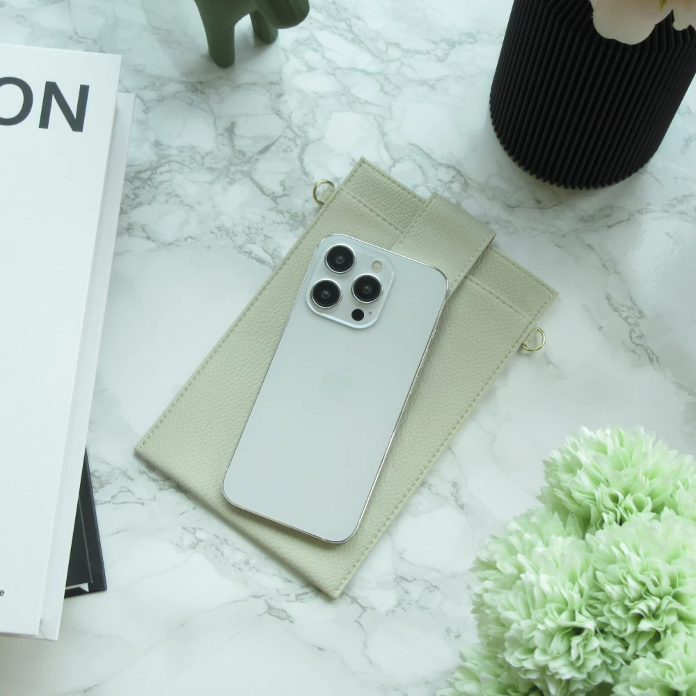 Elegante universelle Smartphone Umhängetasche aus veganem Leder inkl. Umhängegurt aus Leder (vegan) - Sand