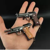 Ultra realistischer Premium Schlüsselanhänger Pistole Beretta mit Echtholzgriff (Farbe zufällig)