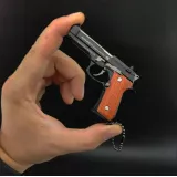 Ultra realistischer Premium Schlüsselanhänger Pistole Beretta mit Echtholzgriff (Farbe zufällig)