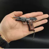 Ultra realistischer Premium Schlüsselanhänger Pistole Beretta mit Echtholzgriff (Farbe zufällig)