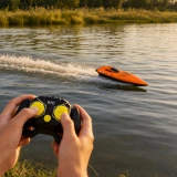 Bateau t&eacute;l&eacute;command&eacute; 2.4 GHz anti-retournement avec coque anti-chocs - Orange