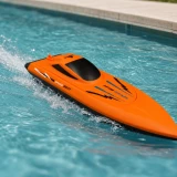 Bateau t&eacute;l&eacute;command&eacute; 2.4 GHz anti-retournement avec coque anti-chocs - Orange
