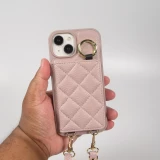 Coque iPhone 15 - Cuir matelass&eacute; avec miroir et compartiment carte inclus grande lani&egrave;re amovible - Violet clair