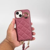 Coque iPhone 15 - Cuir matelass&eacute; avec miroir et compartiment carte inclus grande lani&egrave;re amovible - Violet fonc&eacute;