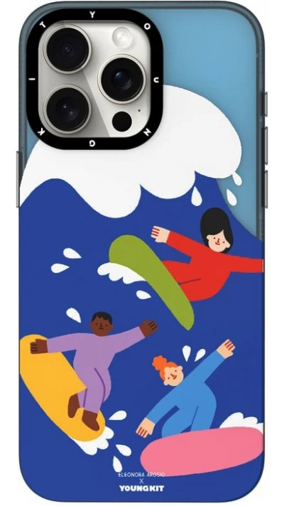 Coque iPhone 15 Pro Max - Youngkit design Eleonora Arosio Surfeurs colorés et fun à la plage - Multicolor