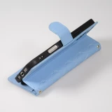 iPhone 16 Case H&uuml;lle - Elegante Flip-Matratze mit Magnetverschluss Trageband und Kartenf&auml;chern - Blau