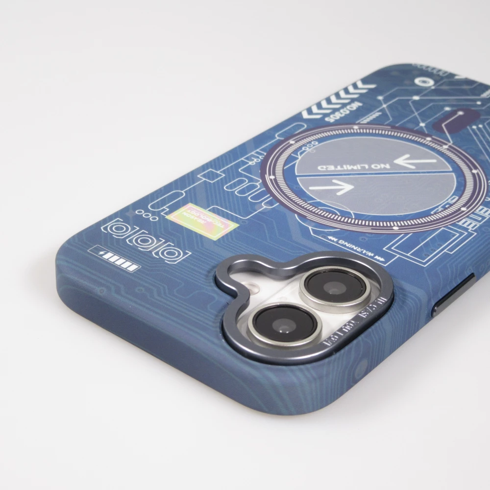 Coque iPhone 16 - Futuriste avec design circuit, boutons int&eacute;gr&eacute;s & MagSafe compatible - Bleu